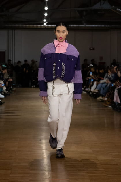 Veste noir et violet en pantalon&nbsp;blanc aper&ccedil;us sur le d&eacute;fil&eacute; Tokyo James