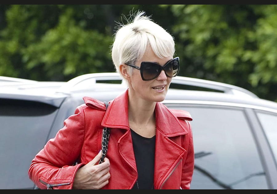 La coupe courte blond polaire de Laeticia Hallyday