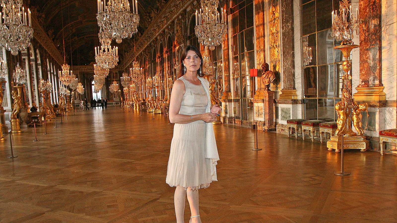 Dans la galerie des Glaces du château de Versailles