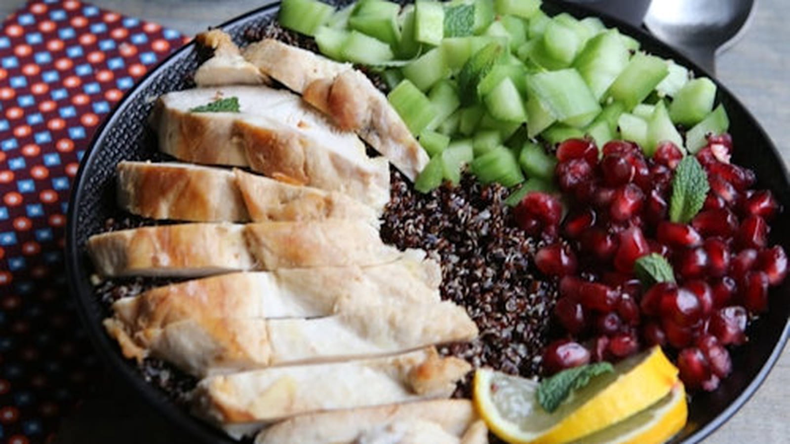 Bowl poulet, quinoa, concombre et grenade