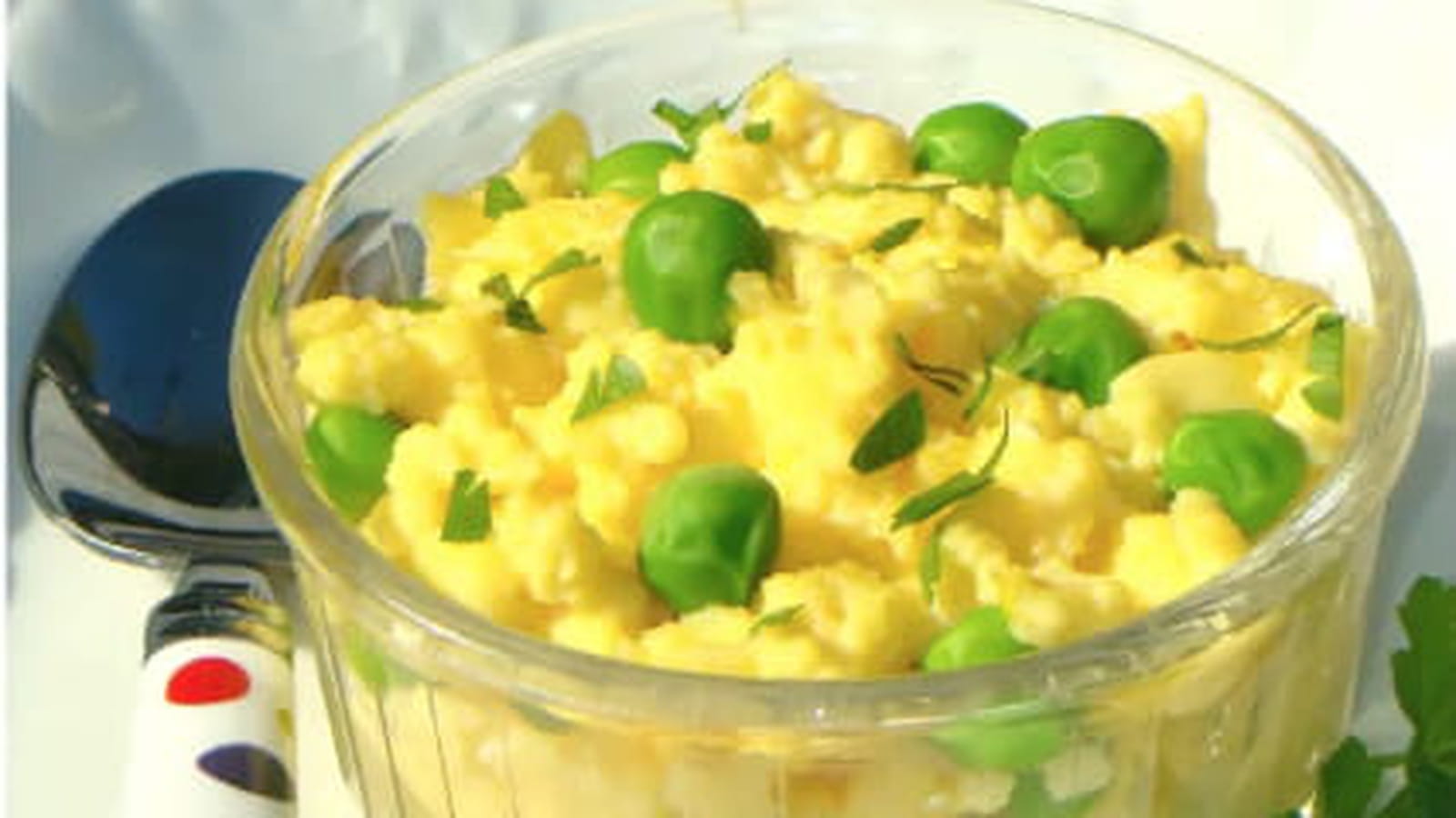 Oeufs brouillés aux petits pois frais