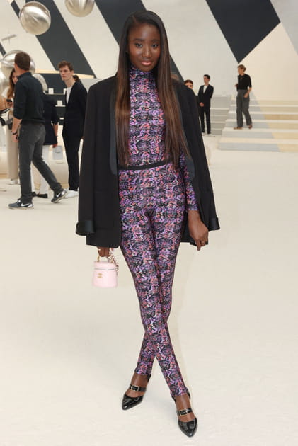 Karidja Touré en ensemble moulant violet