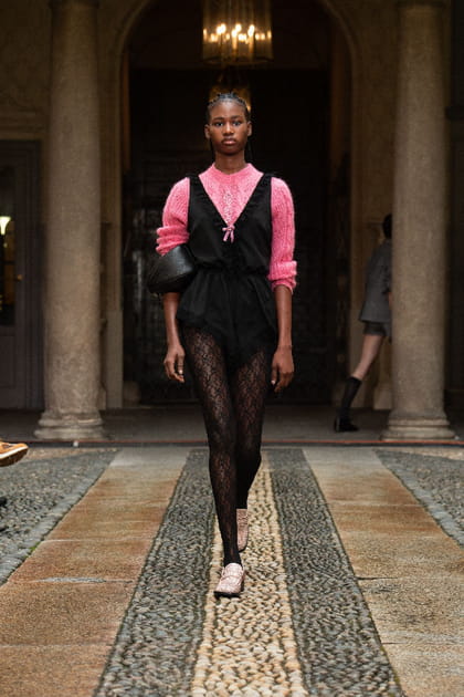 Pull rose et collants brod&eacute;s aper&ccedil;us sur le d&eacute;fil&eacute; Vivetta