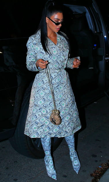 Kim Kardashian en manteau imprim&eacute; billets