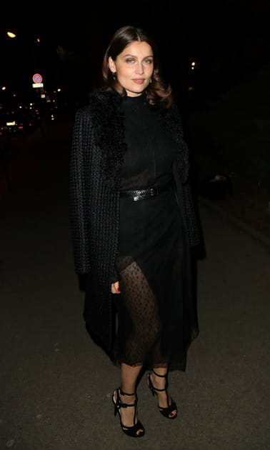 Laetitia Casta en long manteau noir