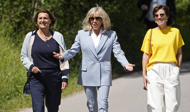 Amelie Derbaudrenghien, Brigitte Macron et Britta Ernst, près du château d'Elmau