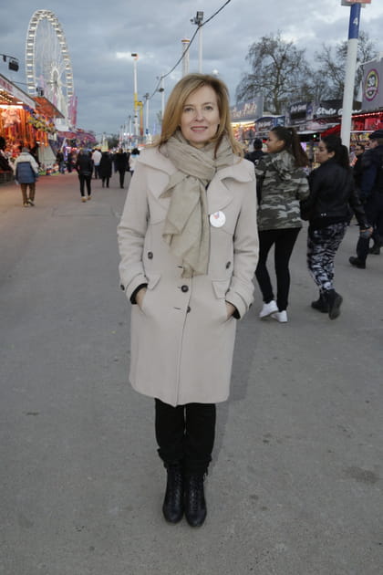 Valerie Trierweiler en manteau beige et pantalon noir
