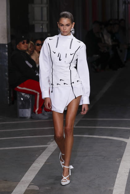 Kaia Gerber lors du d&eacute;fil&eacute; Off-White printemps-&eacute;t&eacute; 2019