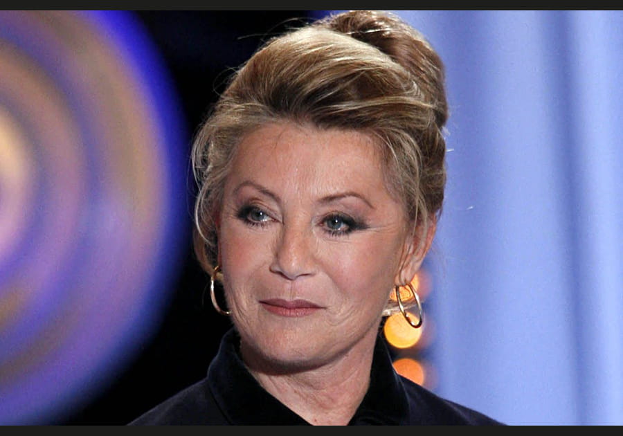 Sheila, envo&ucirc;tante avec son eyeliner fum&eacute;