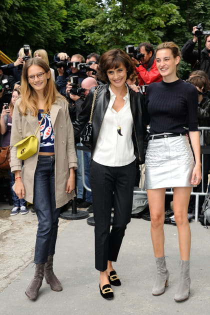 Inès de la Fressange en veste en cuir et chemise blanche