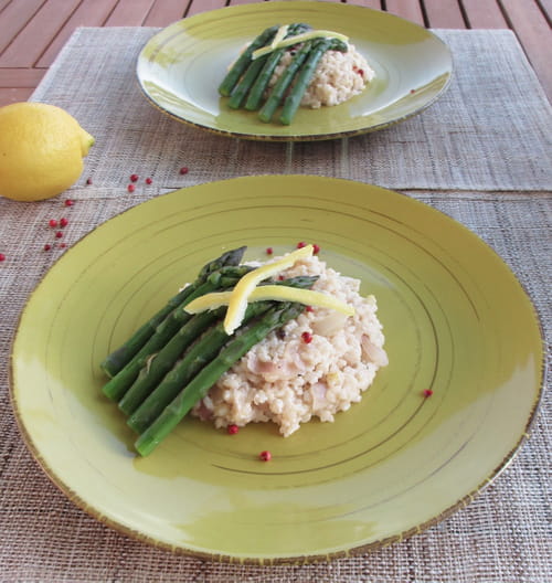Risotto crémeux à la ricotta, aux pointes d’asperges vertes, citron confit et baies roses