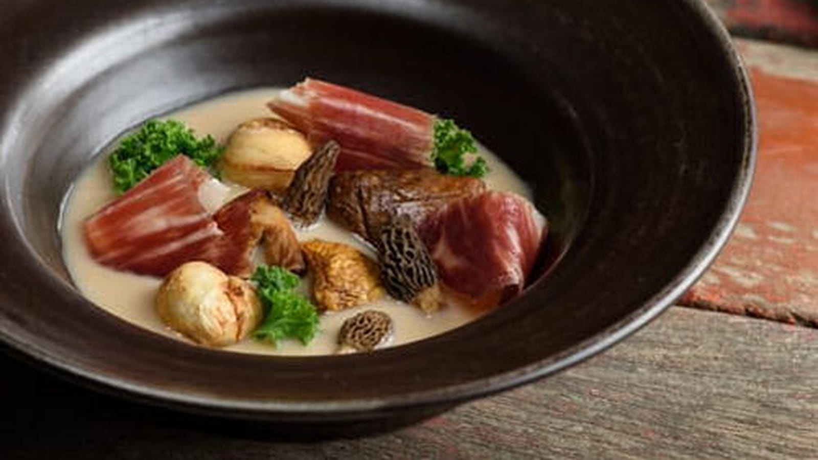Soupe aux châtaignes, champignons, chou frisé kale et jambon ibérico Cinco Jotas