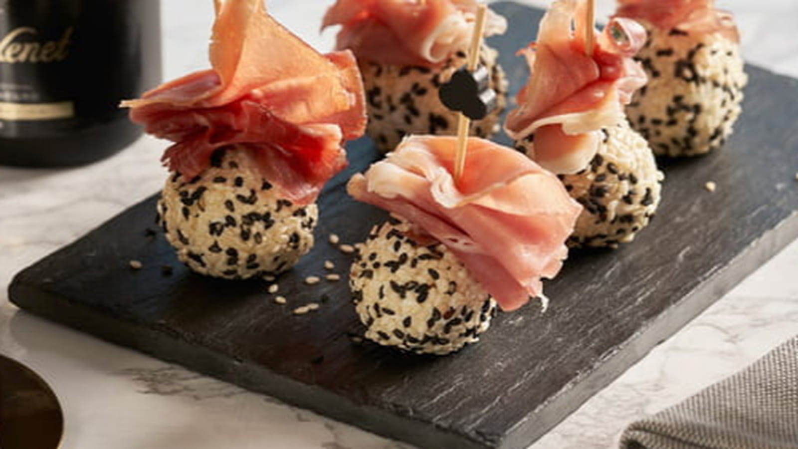 Bouchées de chèvre frais au sésame et jambon serrano