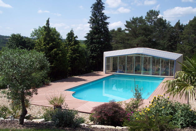 Une piscine dans un &eacute;crin de verdure