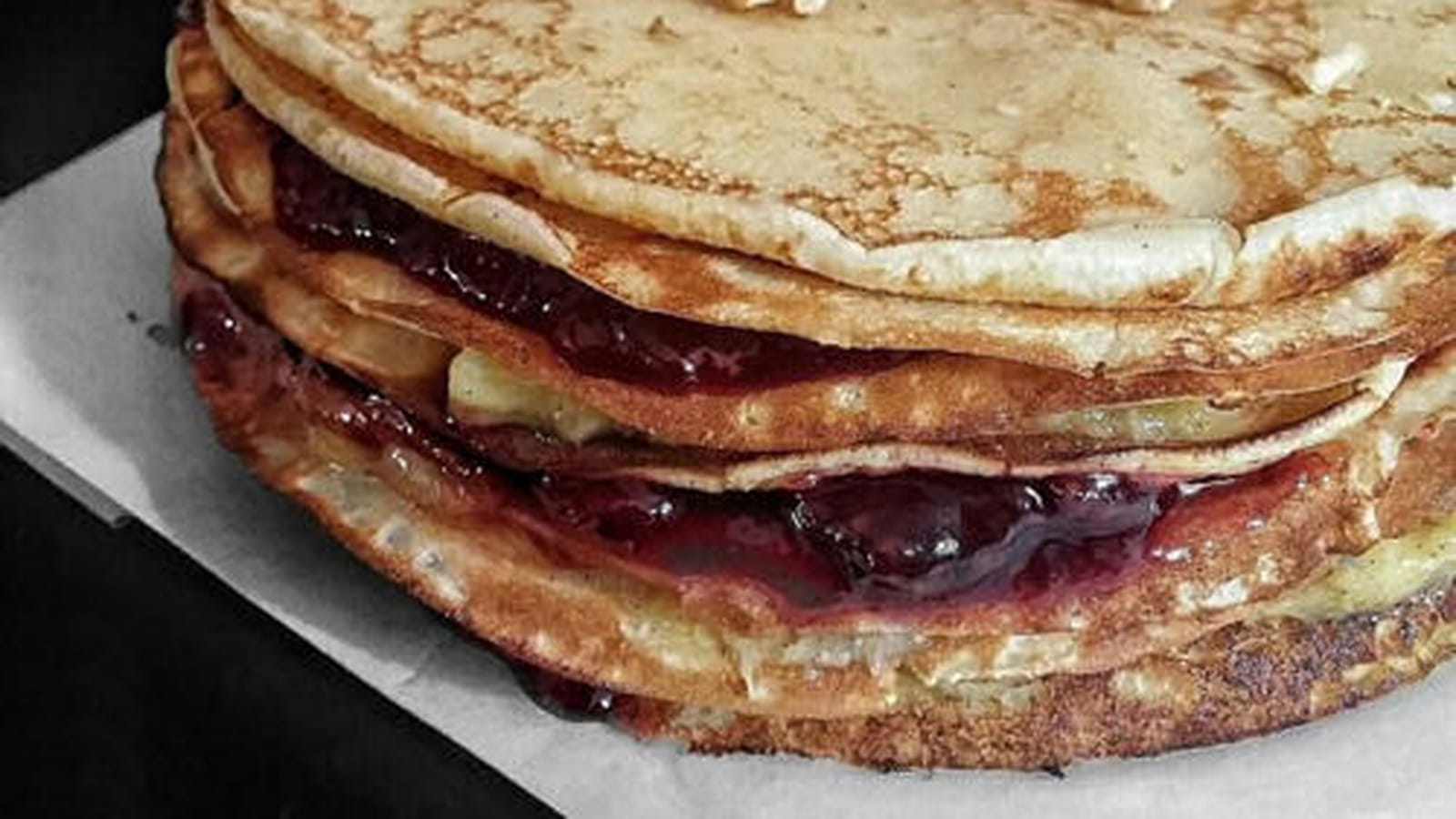 Gâteau de crêpes à la confiture de banane et de fruits rouges