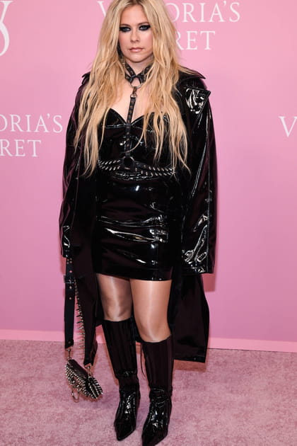 Avril Lavigne en robe courte en vinyle