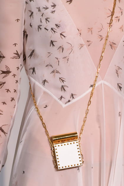 La minaudi&egrave;re carr&eacute;e du d&eacute;fil&eacute; Valentino