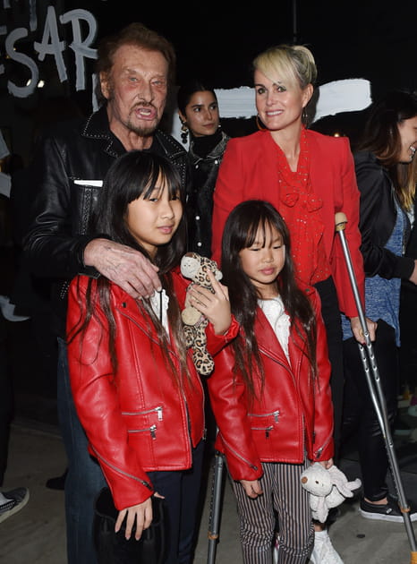 Joy Hallyday sort la veste en cuir en compagnie de Johnny, en 2017