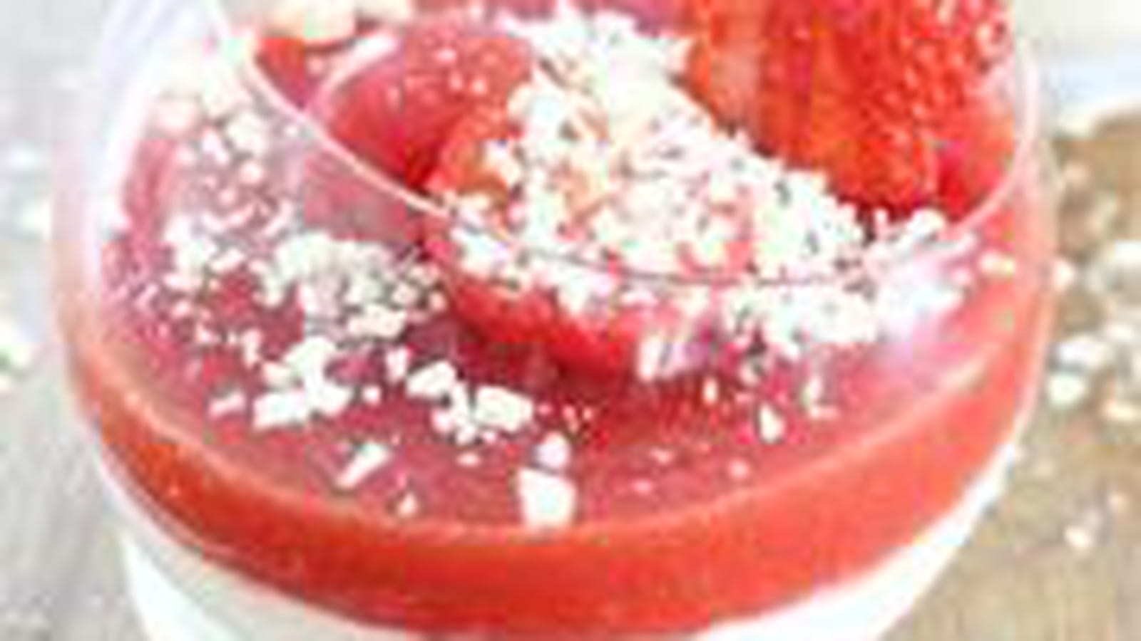 Panna cotta au chocolat blanc, fraises et tomates cerises