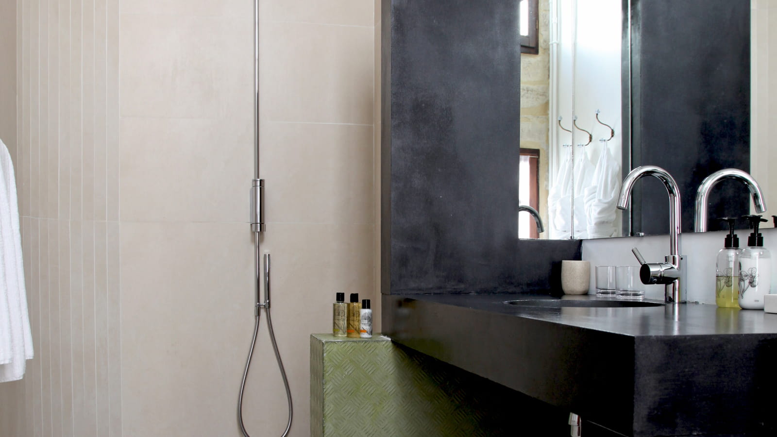 Lavabo en béton noir 