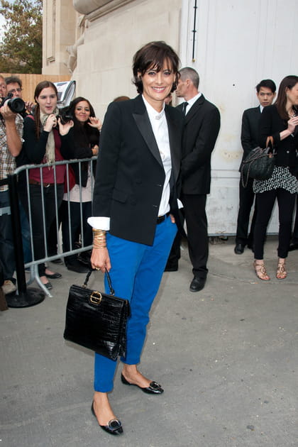 Inès de la Fressange en pantalon bleu électrique et veste de smoking noire