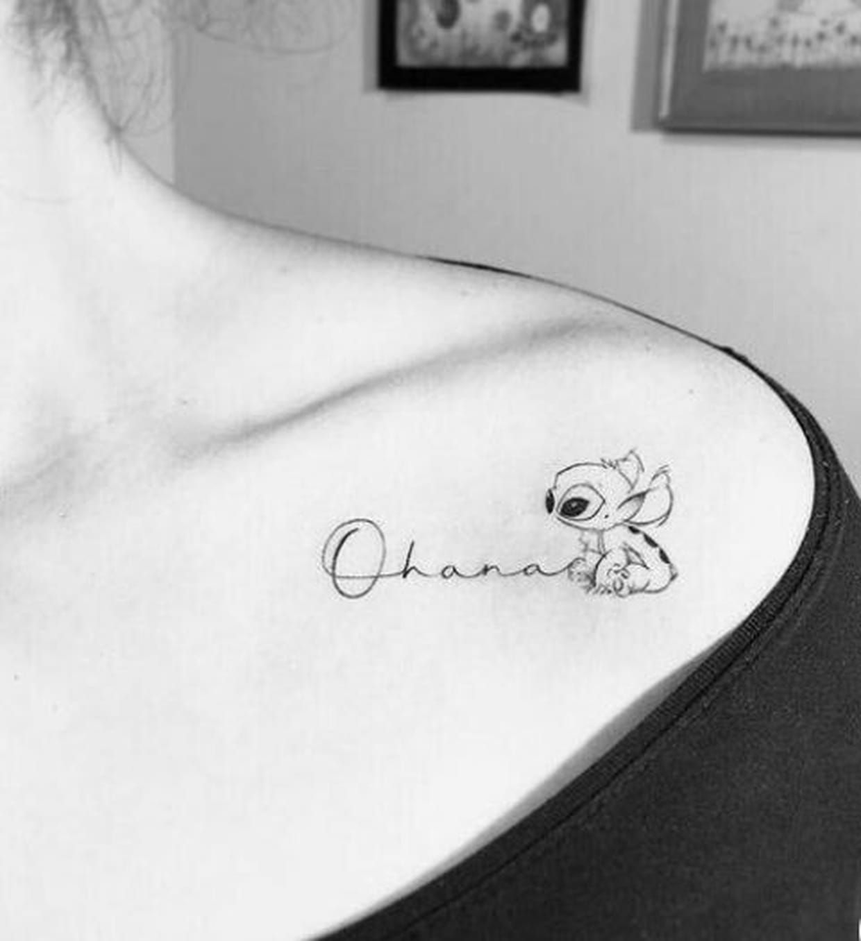 Tatouage Stitch Noir Et Blanc Ohana et Stitch sous la clavicule