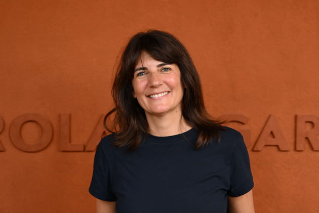 Estelle Denis tout sourire au photocall de Roland-Garros