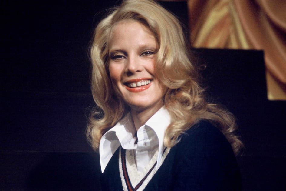 Sylvie Vartan, souriante avec son gloss corail