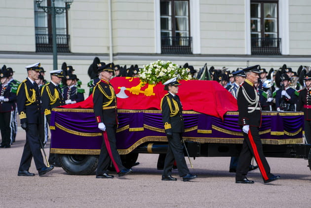 Obs&egrave;ques d'Harald V de Norv&egrave;ge&nbsp;: son cercueil transport&eacute; &agrave; la cath&eacute;drale