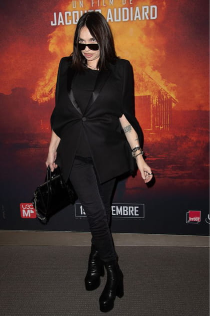 Béatrice Dalle en veste de blazer noir et boots à talons