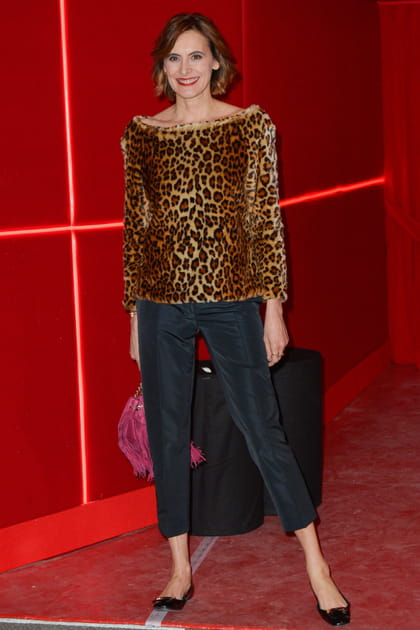 Inès de la Fressange en top imprimé léopard et pantalon noir