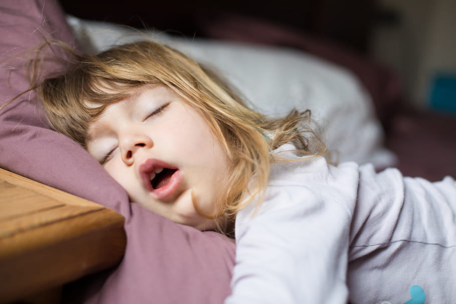 Apnée du sommeil chez l'enfant : symptômes et traitements