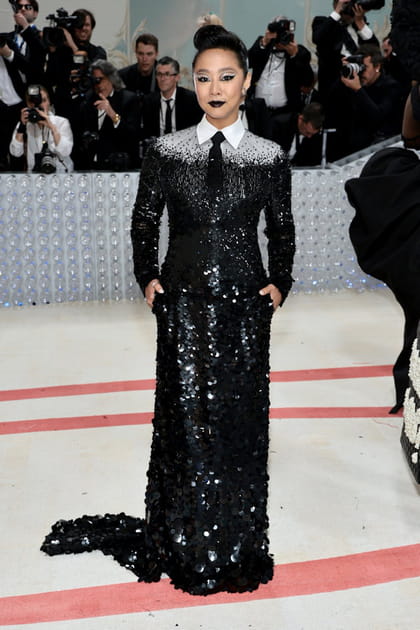 Stephanie Hsu en robe &agrave; sequins Valentino