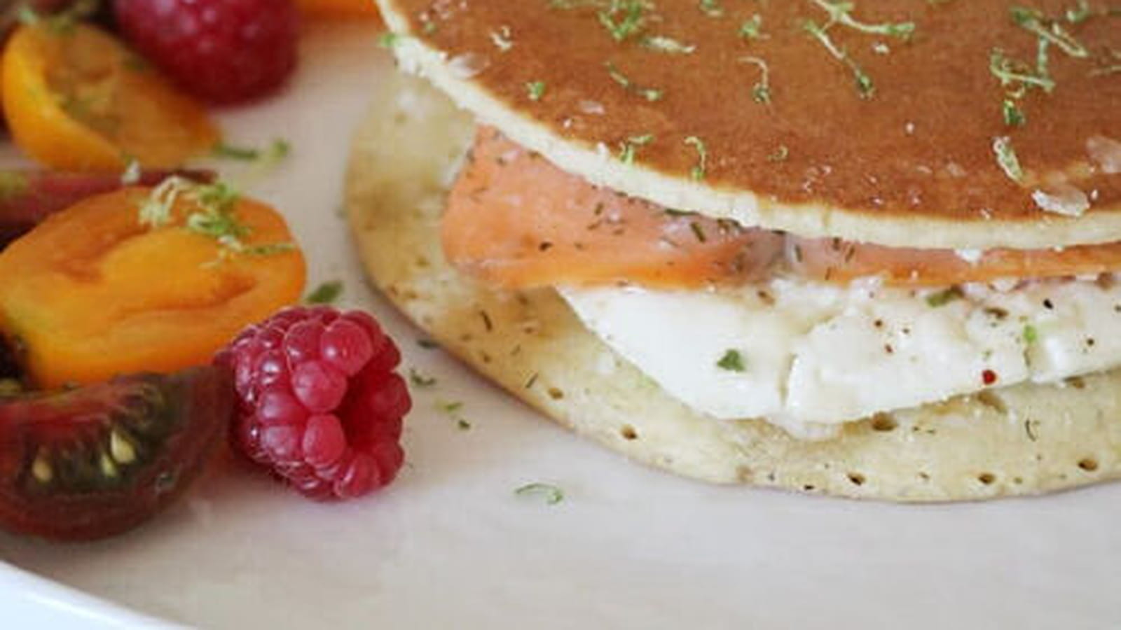 Blini façon croque-monsieur au saumon et chèvre frais