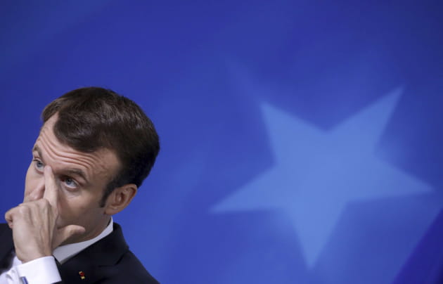 Emmanuel Macron se met le doigt dans l'œil