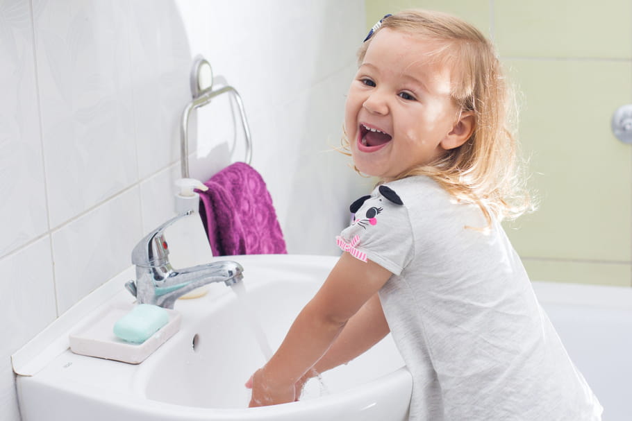 5 astuces pour lui apprendre à bien se laver les mains