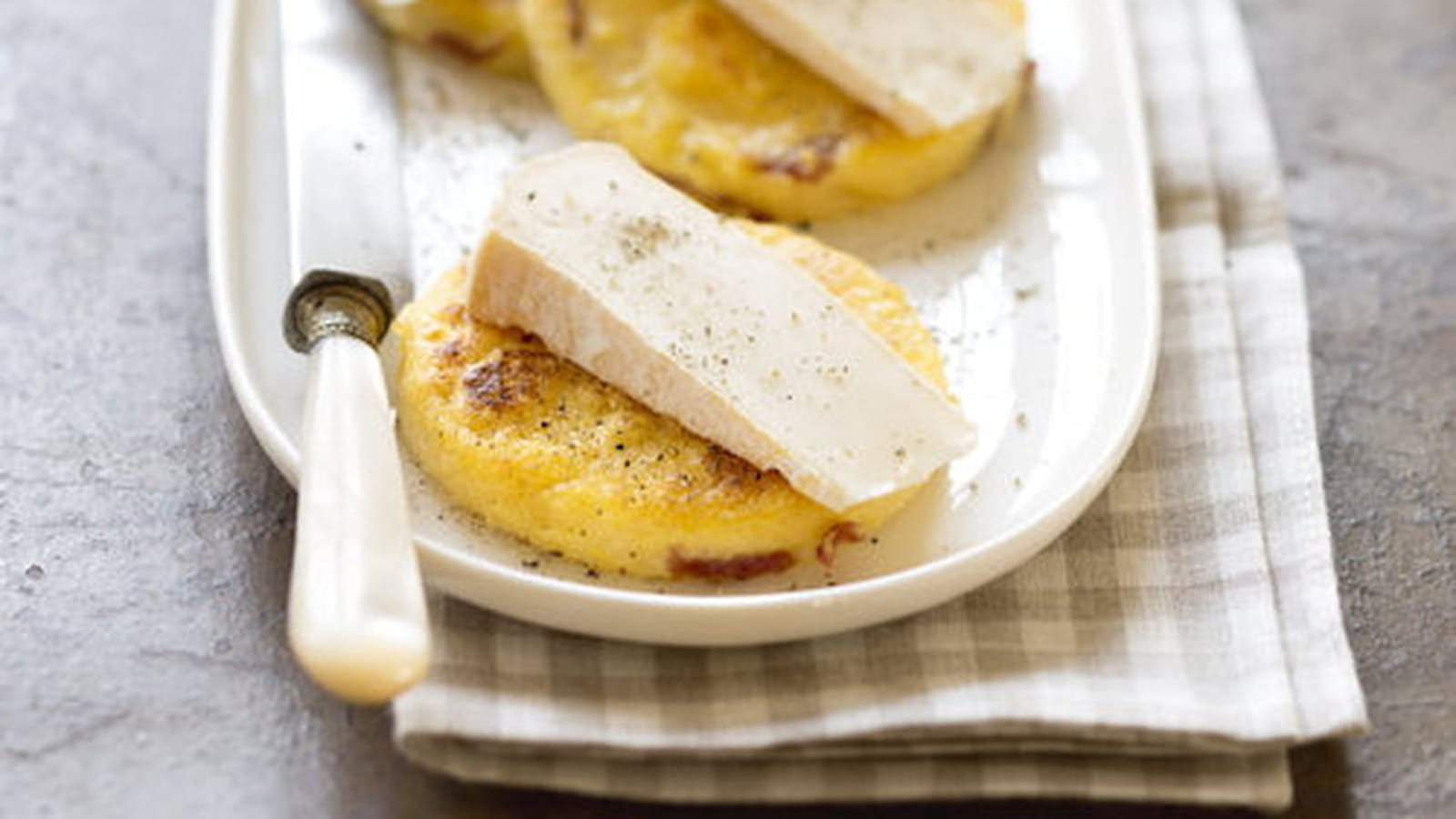 Galette de polenta au reblochon et jambon de Bayonne