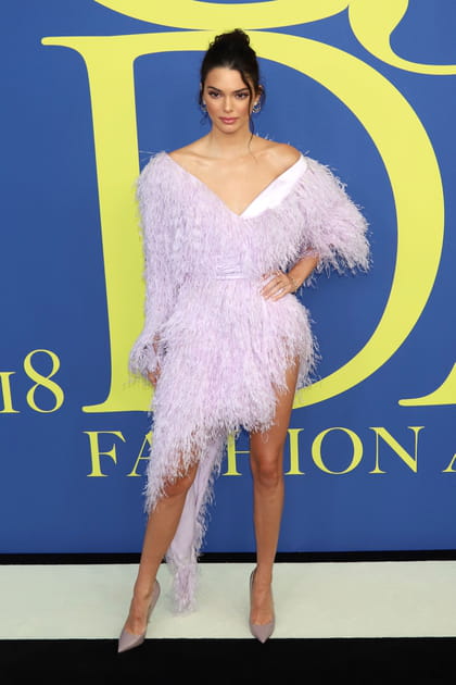Kendall Jenner en robe asymétrique à effet plumes d'autruche