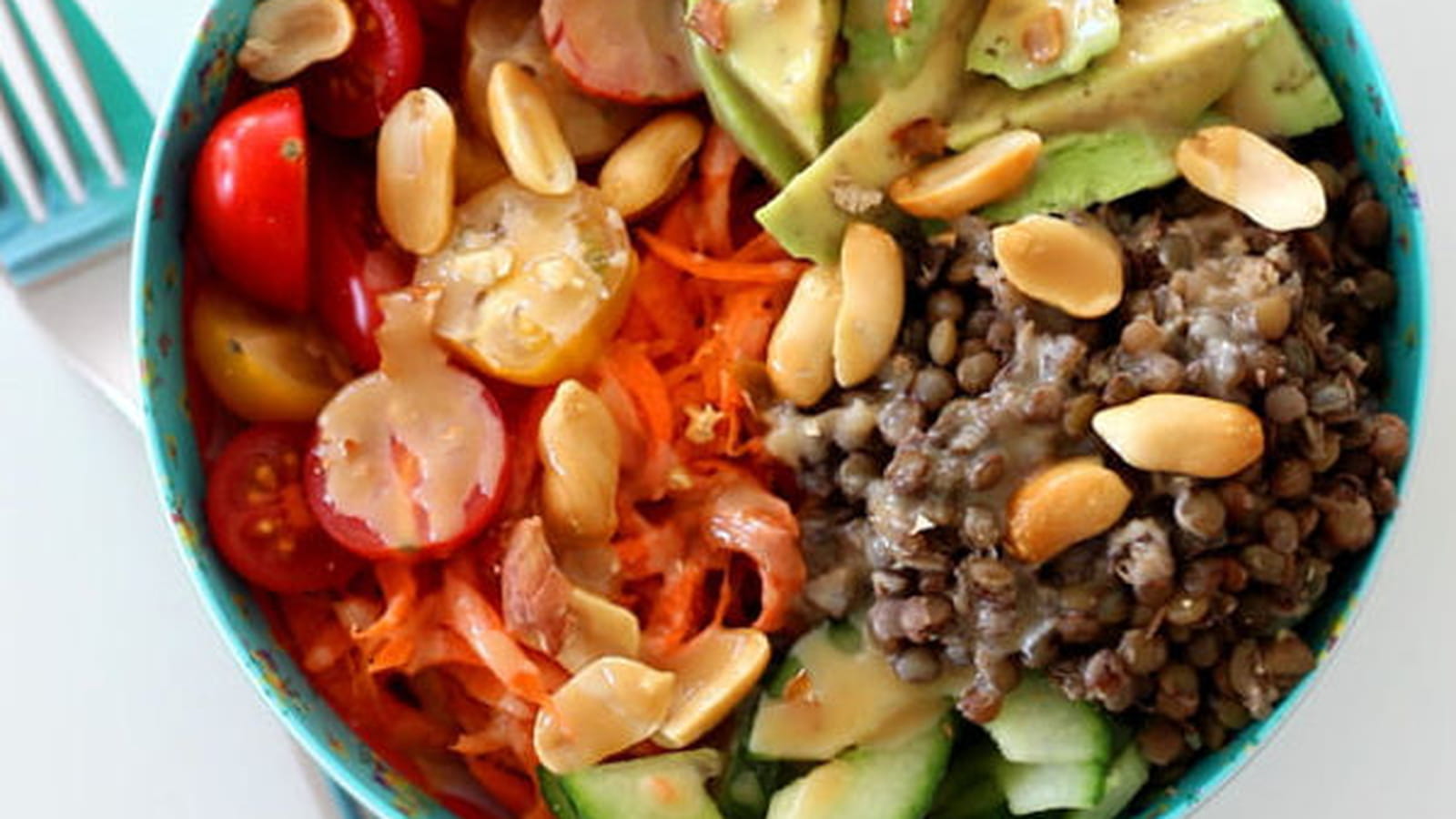 Salade végétarienne aux lentilles et avocat