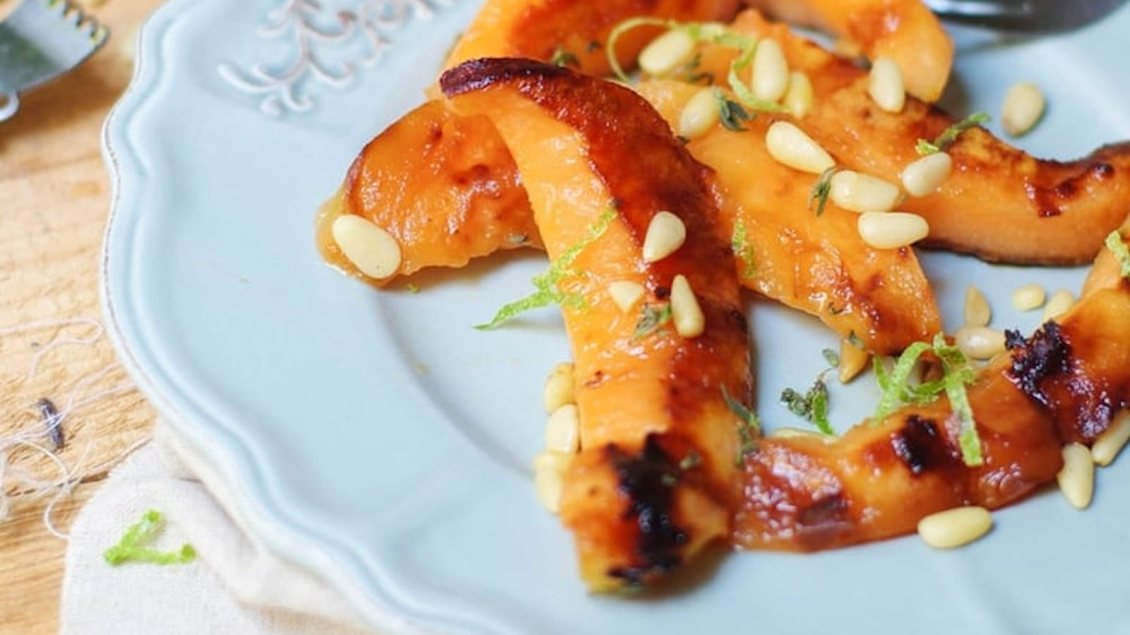 Melon grillé aux pignons de pin et vinaigre balsamique