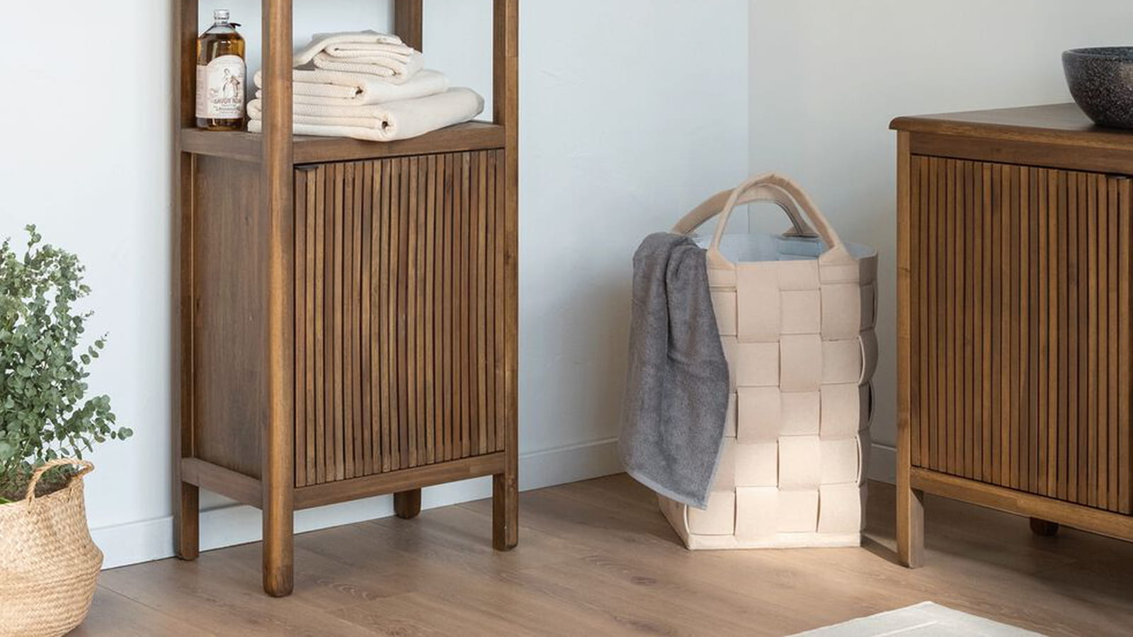 Meuble colonne en bois foncé