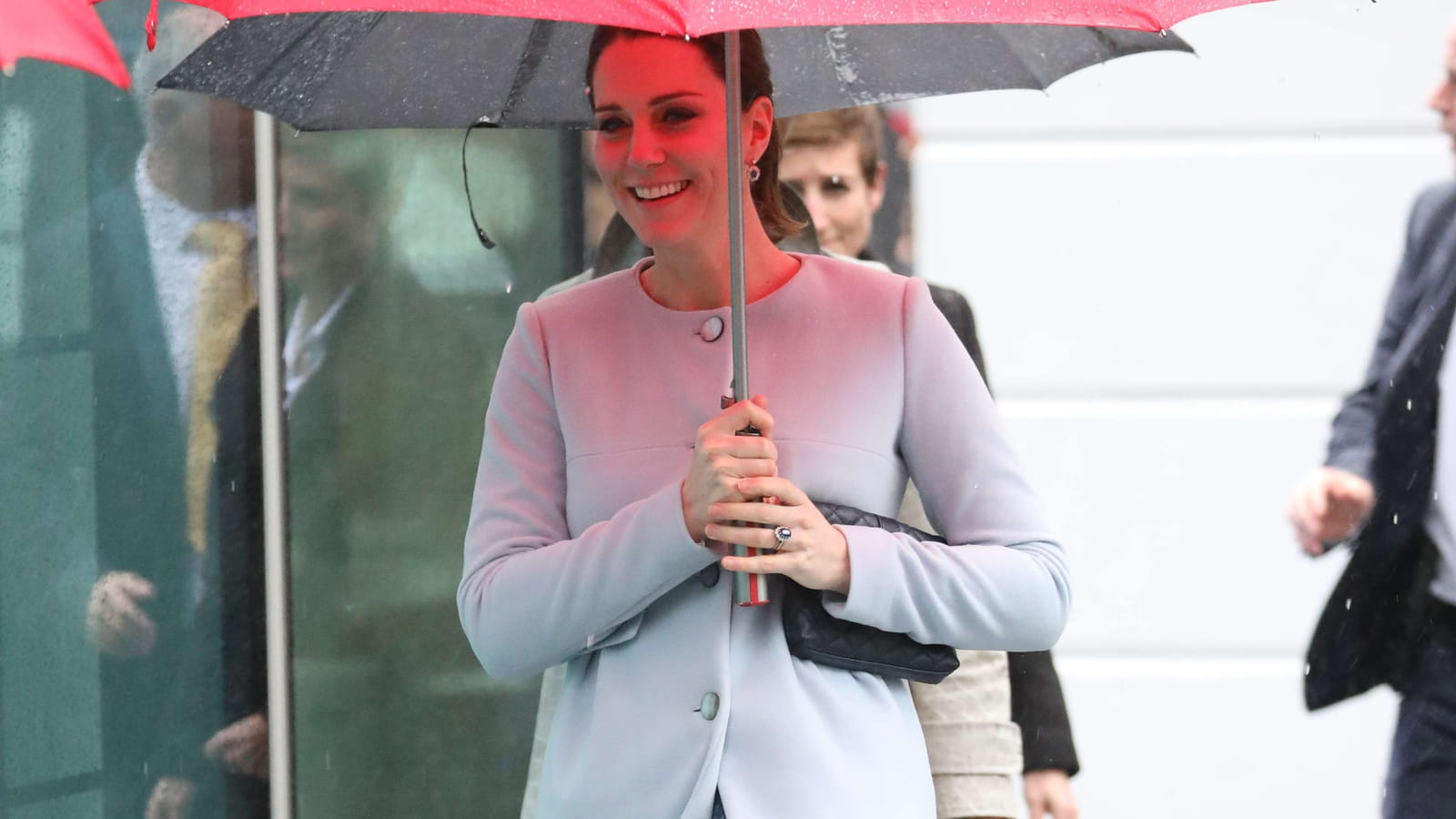 Manteau bleu et robe fleurie