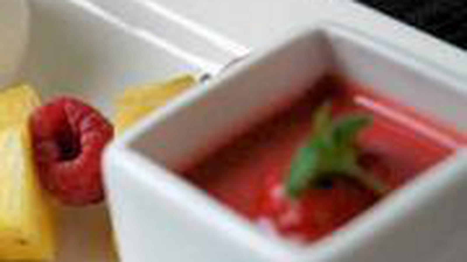 Pavlova glacée vanillée, brochette de fruits et soupe de fraises