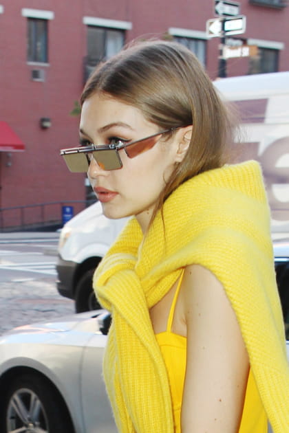 Gigi Hadid en lunettes de soleil &agrave; d&eacute;coupes