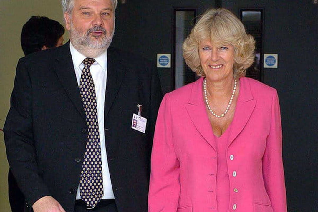 Camilla Parker-Bowles en tailleur rose vif et ballerines nude à bouts noirs