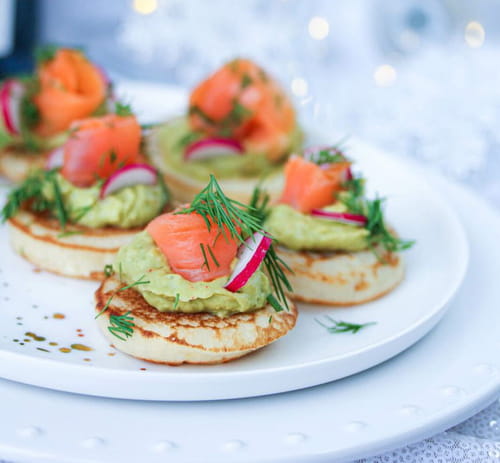 Blinis a l'aneth, crème d'avocat et truite fumée