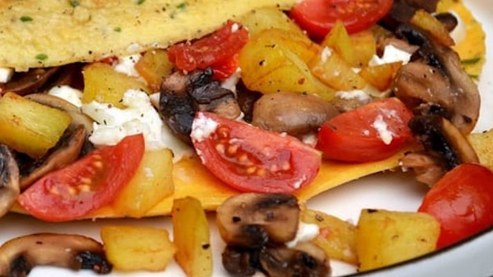 Omelette aux champignons, pommes de terre et fromage de chèvre