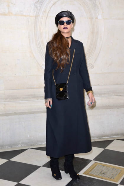 Rihanna en robe longue droite bleu marine et b&eacute;ret en cuir Christian Dior