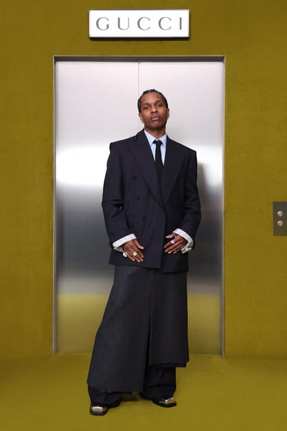 A$AP Rocky en blazer noir avec cravate et jupe pantalon oversize au d&eacute;fil&eacute; Gucci