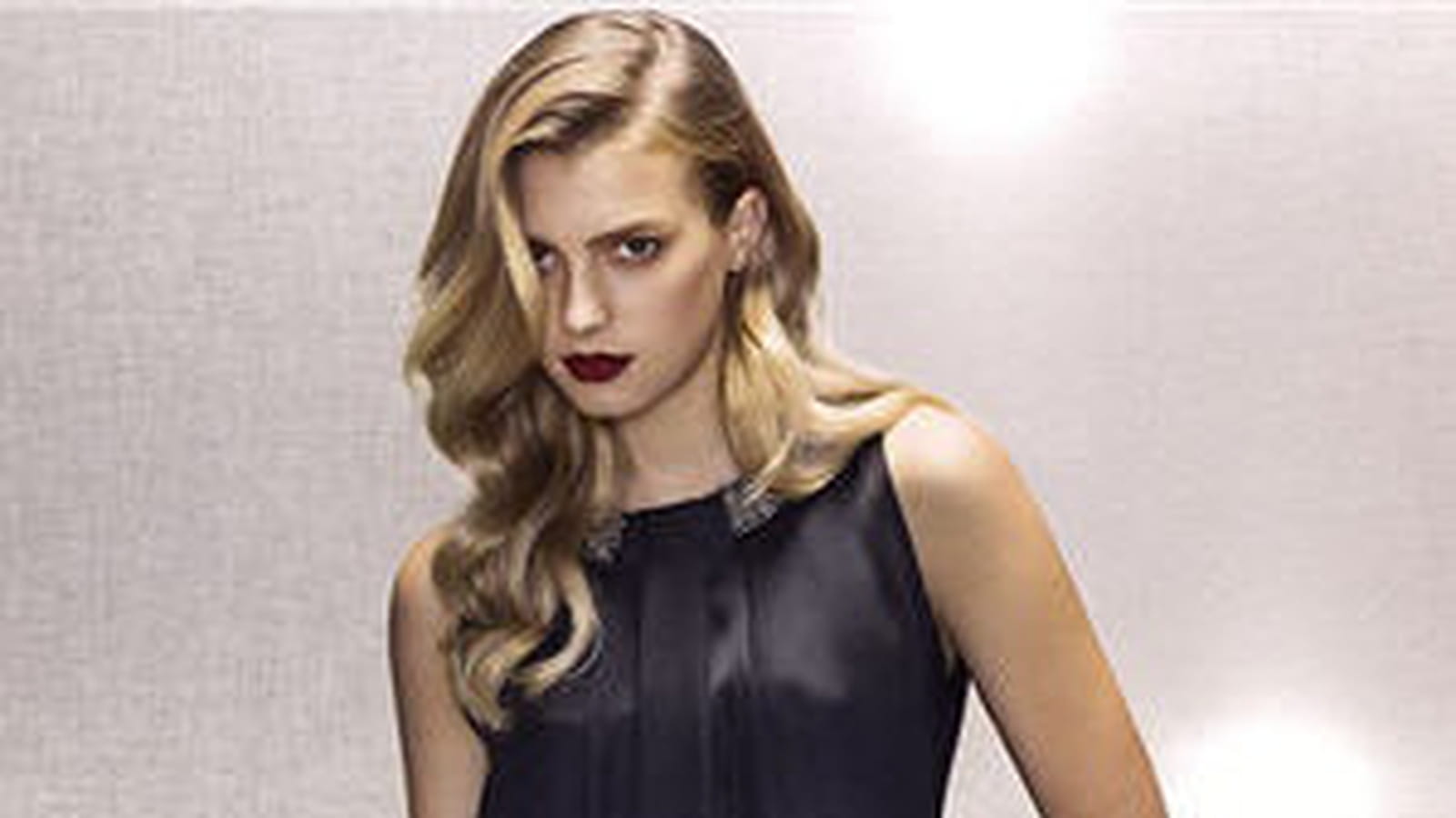 Robe noire détail fantaisie de Massimo Dutti